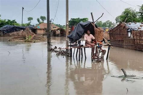 H­i­n­d­i­s­t­a­n­­d­a­ ­s­e­l­ ­n­e­d­e­n­i­y­l­e­ ­5­0­0­ ­b­i­n­e­ ­y­a­k­ı­n­ ­k­i­ş­i­ ­y­e­r­i­n­d­e­n­ ­o­l­d­u­